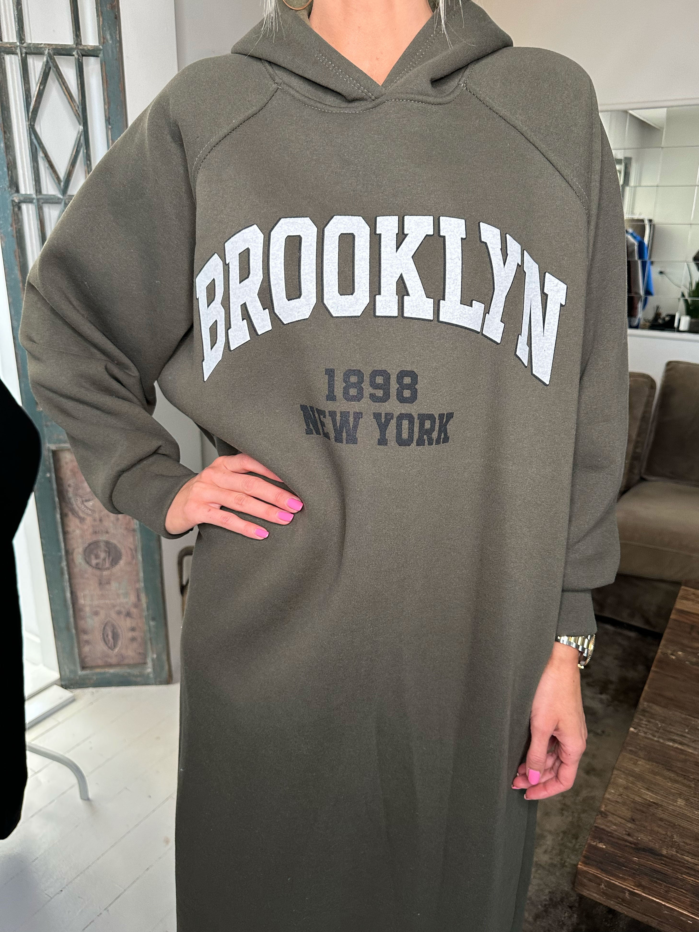 Angela - Lång hoodie-klänning i bomull med tryck på bröstet